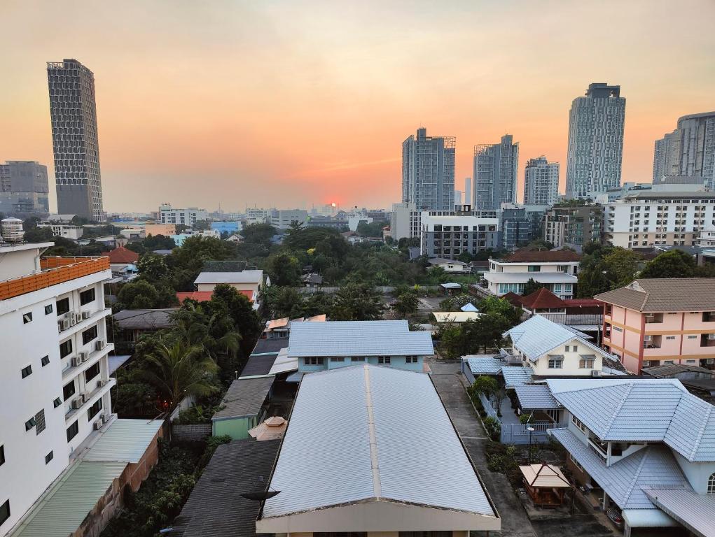 widok na panoramę miasta z wysokimi budynkami w obiekcie Sundowner Sukhumvit w mieście Bangkok