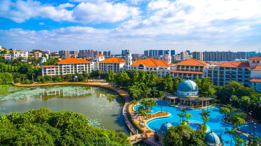 Bazén v ubytování Guangzhou Phoenix City Hotel-Free Shuttle for Canton Fair 15th Oct to 5th Nov nebo v jeho okolí