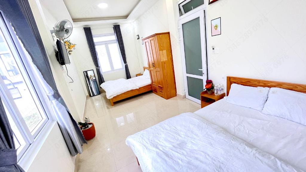 Giường trong phòng chung tại Môn Bạc Home