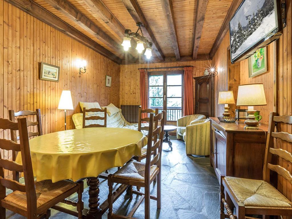 ラ・クリュサにあるAppartement La Clusaz, 3 pièces, 6 personnes - FR-1-437-16のダイニングルーム(テーブル、椅子付)