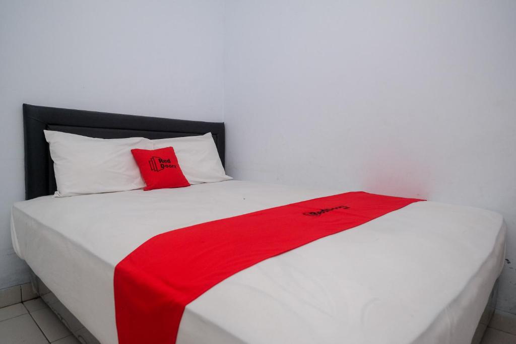 Voodi või voodid majutusasutuse RedDoorz at Lapangan Bandara Sam Ratulangi Manado toas