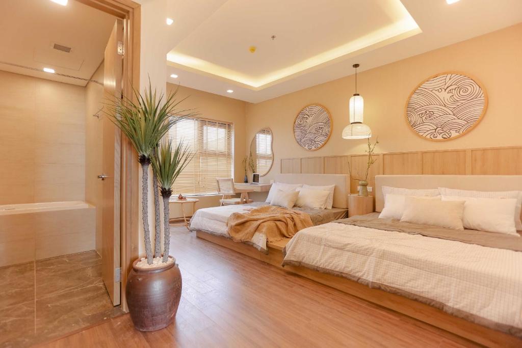 Un pat sau paturi într-o cameră la Quy Nhon Pearl - FLC Sea Tower