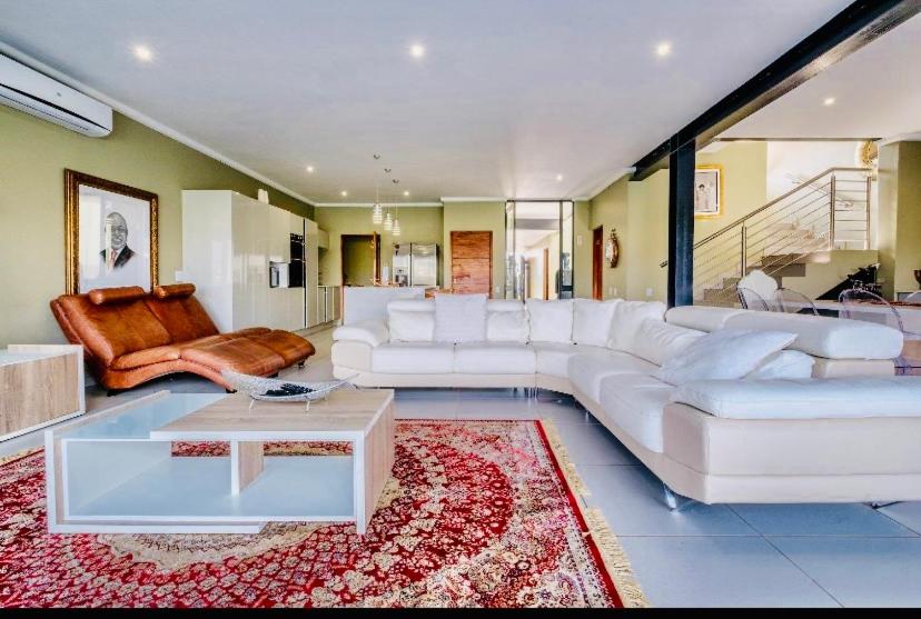 Χώρος καθιστικού στο Luxe retreat waterfront