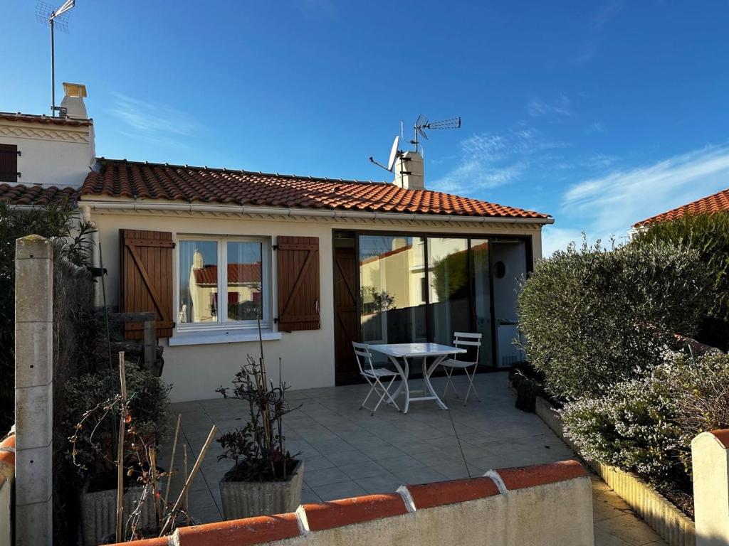 Fotografia z galérie ubytovania Charmante maison 4 pers avec terrasse, à 1 km des plages, animaux acceptés - FR-1-540-176 v destinácii Notre-Dame-de-Monts