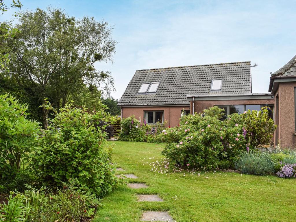 een huis met een tuin ervoor bij Sheildaig Cottage Annex in Laurencekirk