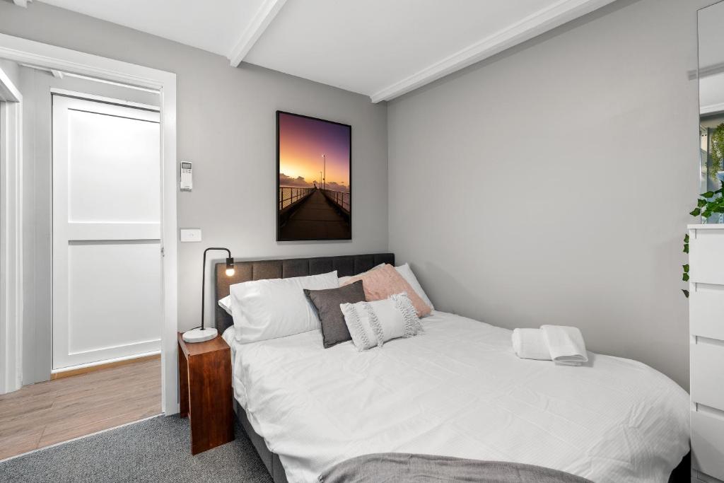 Quite, quaint & private guesthouse, sleeps 6 - Bungalow Met Patio