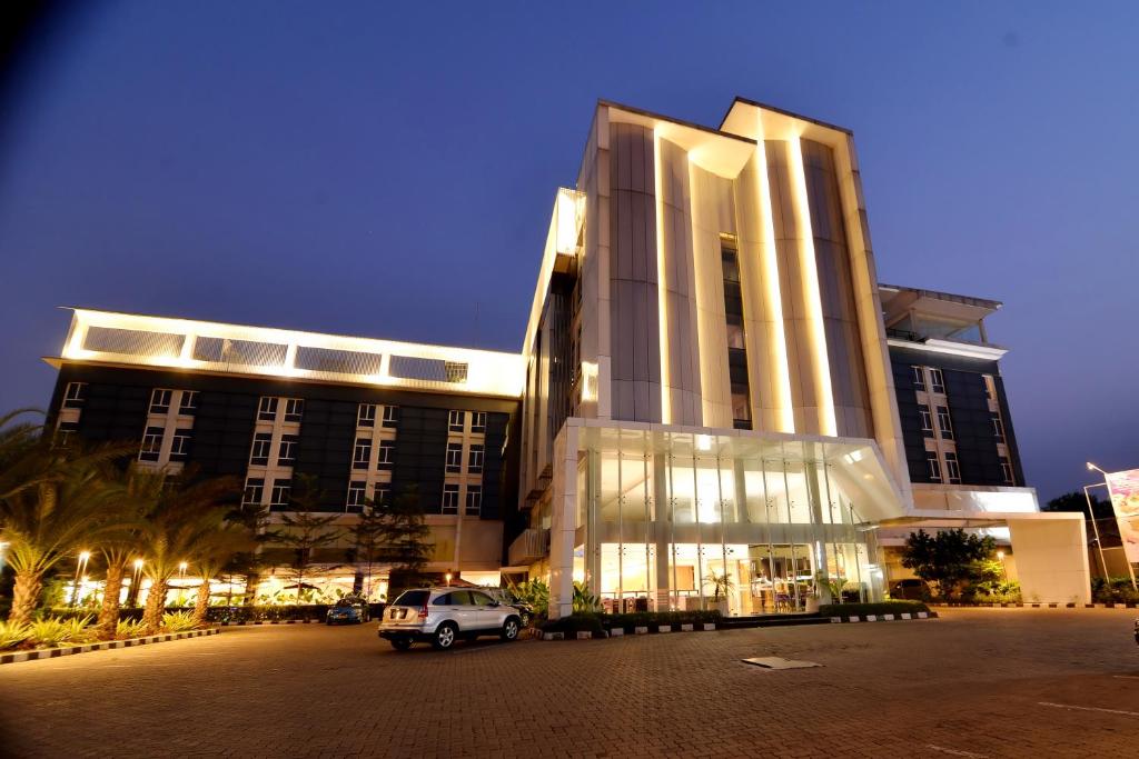 un edificio con un coche aparcado delante de él en Yasmin Hotel Karawaci, en Tangerang