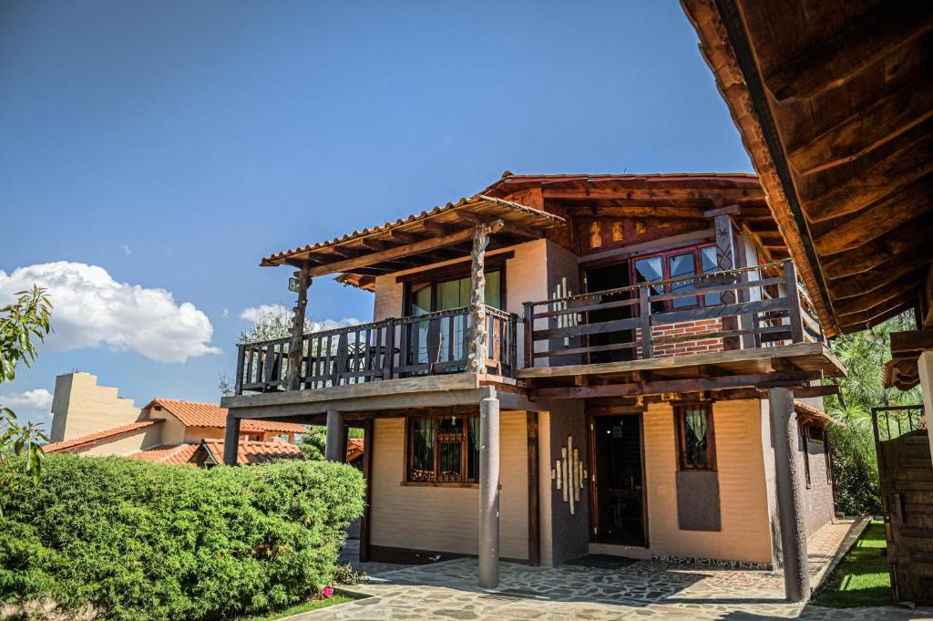 dom z balkonem na górze w obiekcie Cabaña Amanecer w mieście Mazamitla