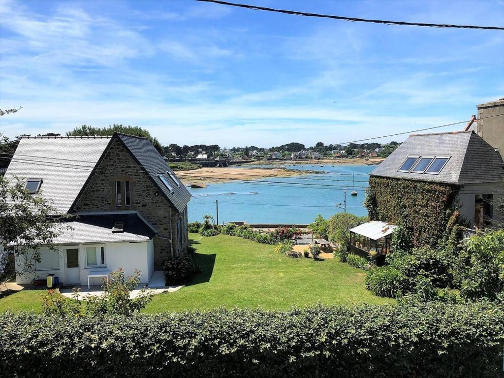 une maison avec vue sur une étendue d'eau dans l'établissement Maison 3 étoiles avec WIFI proche plage et port à Ploumanac'h - FR-1-368-234, à Perros-Guirec
