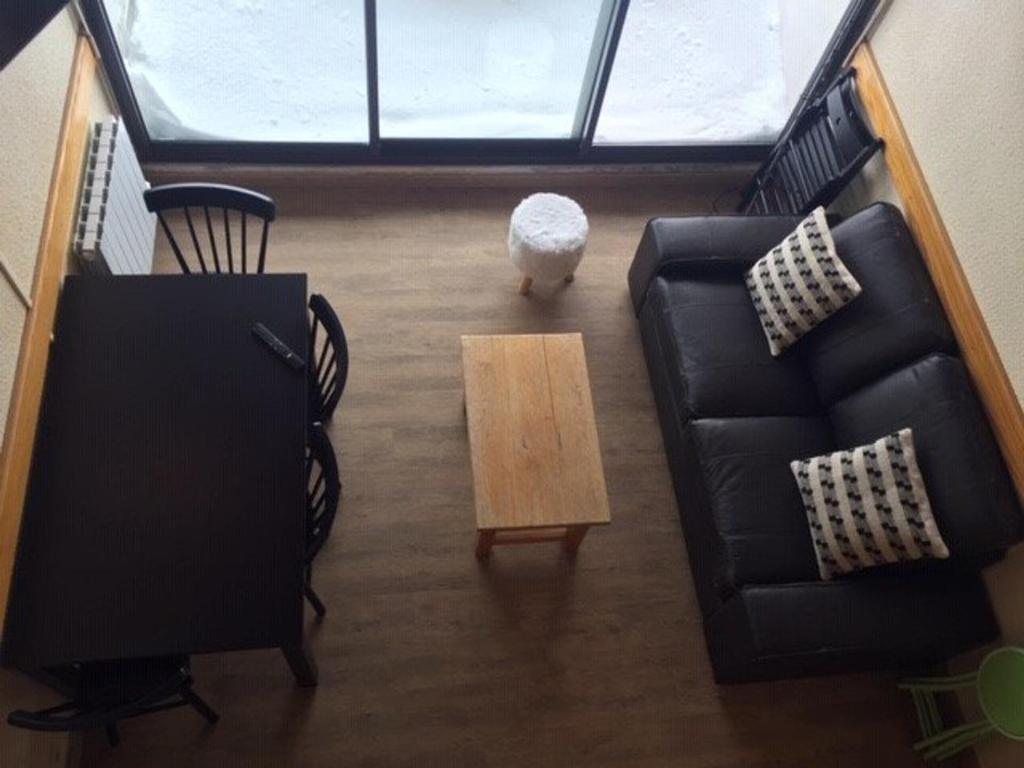 un salon avec un canapé et une table dans l'établissement Appartement 6 pers. au pied des pistes avec balcon et accès commercial direct - FR-1-602-8, à Arette