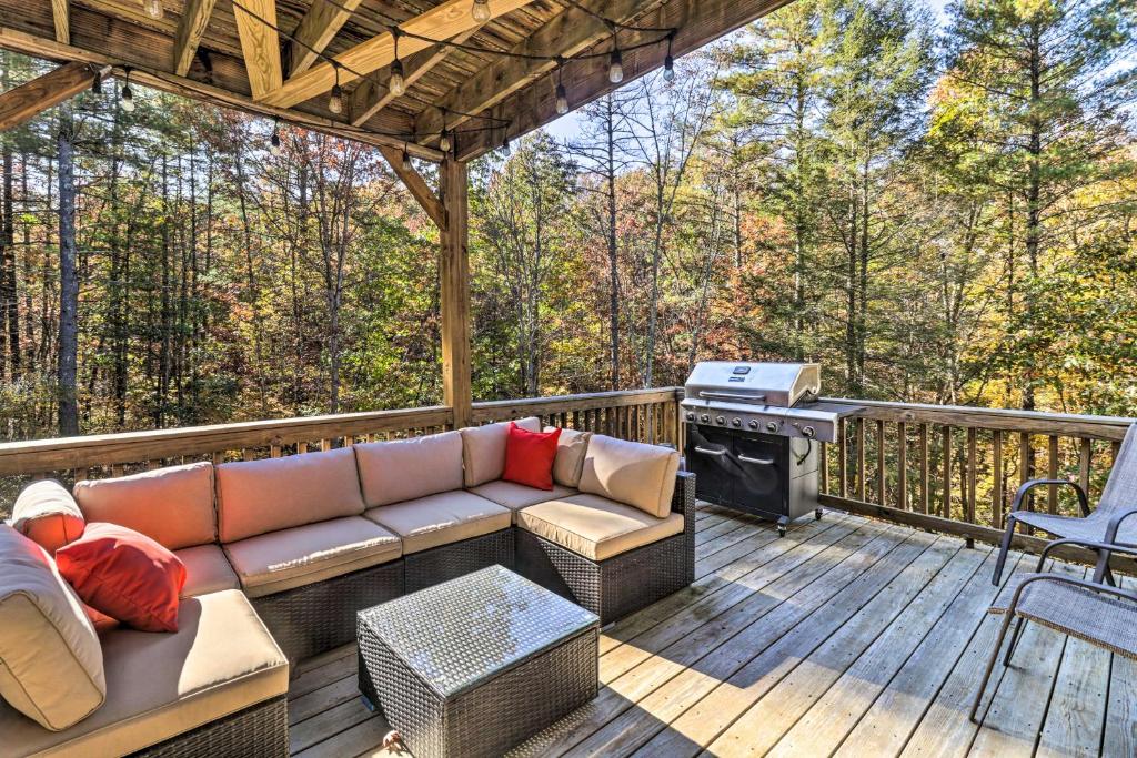 un patio avec un canapé et un grill sur une terrasse dans l'établissement The Toasted Marshmallow Mt Jackson Retreat!, à Basye