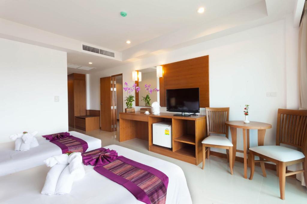 TV a/nebo společenská místnost v ubytování Rawai Princess Hotel