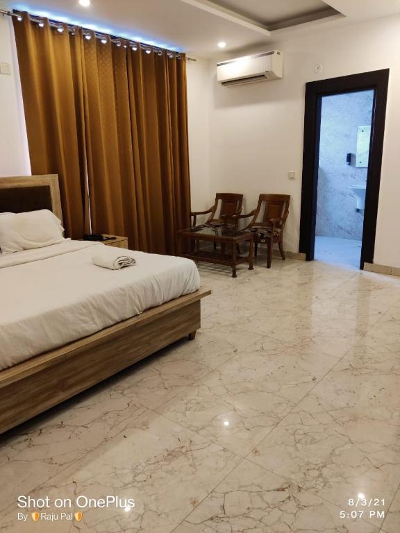 Postel nebo postele na pokoji v ubytování Hotel Rivasa Regency