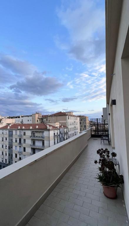 balkon z widokiem na miasto w obiekcie Ermes Apartment - Historic Centre Catania w Katanii
