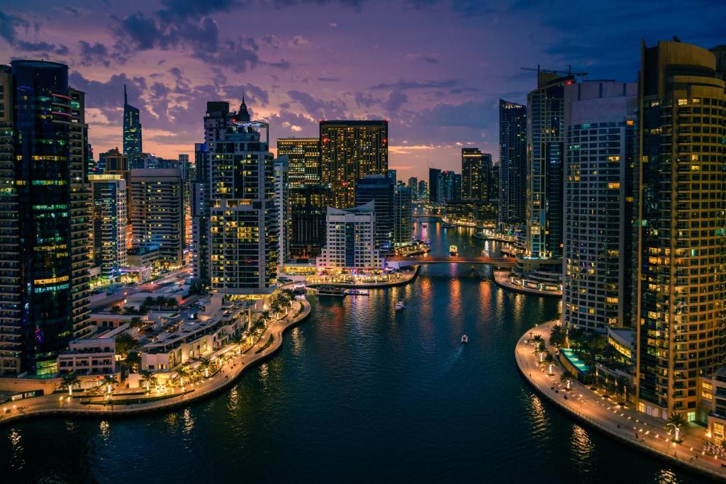 Nespecifikovaný výhled na destinaci Dubaj nebo výhled na město při pohledu z apartmánu