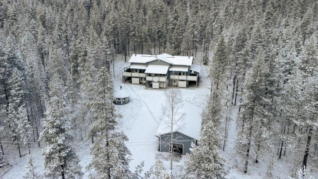- une vue aérienne sur un complexe dans la neige dans l'établissement Holiday in Lapland - Levihovi 6B, à Levi