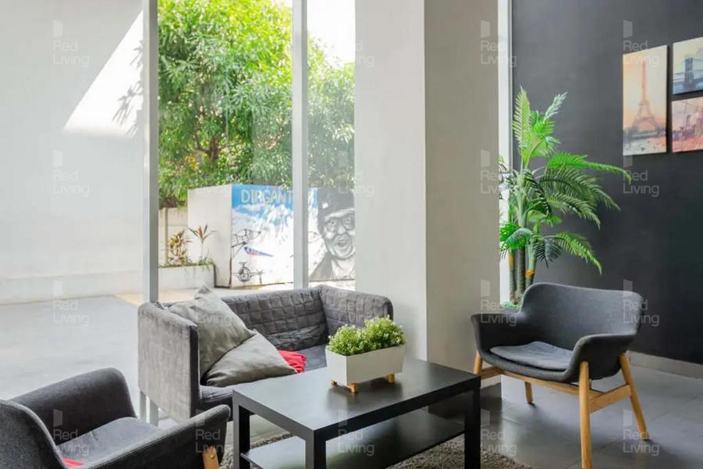 Bazén v ubytování RedLiving Apartemen Aeropolis - Ivan Tower AR2 nebo v jeho okolí
