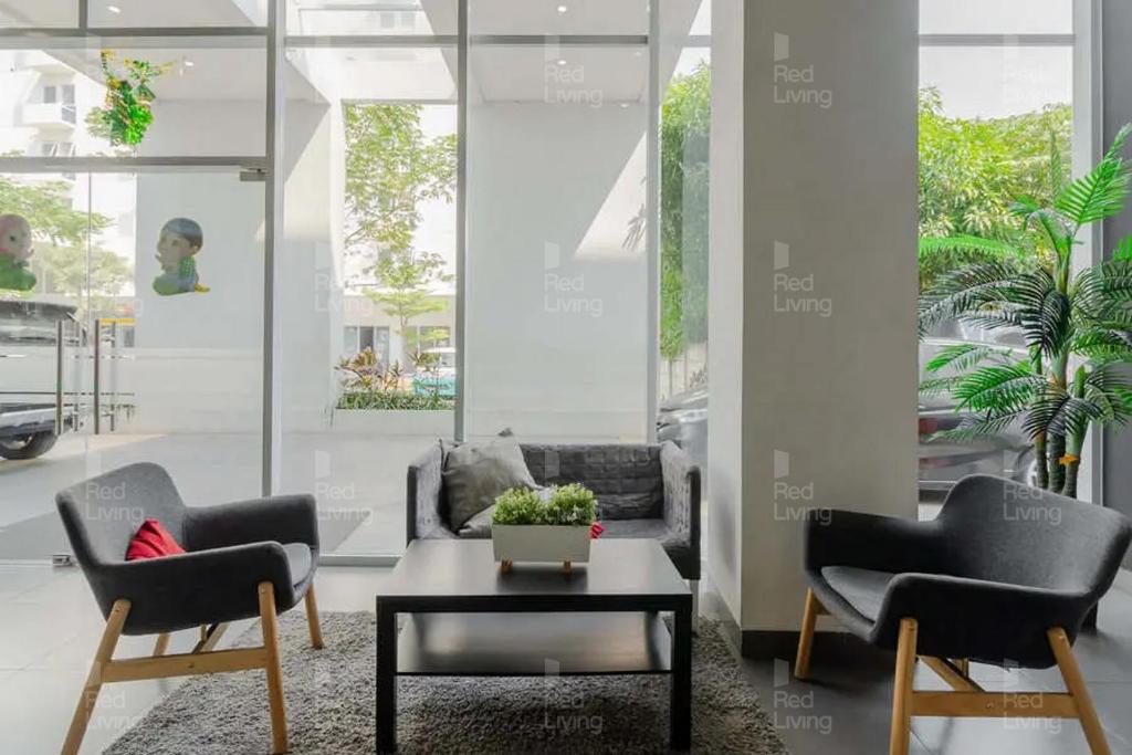 Posezení v ubytování RedLiving Apartemen Aeropolis - Ivan Tower AR2