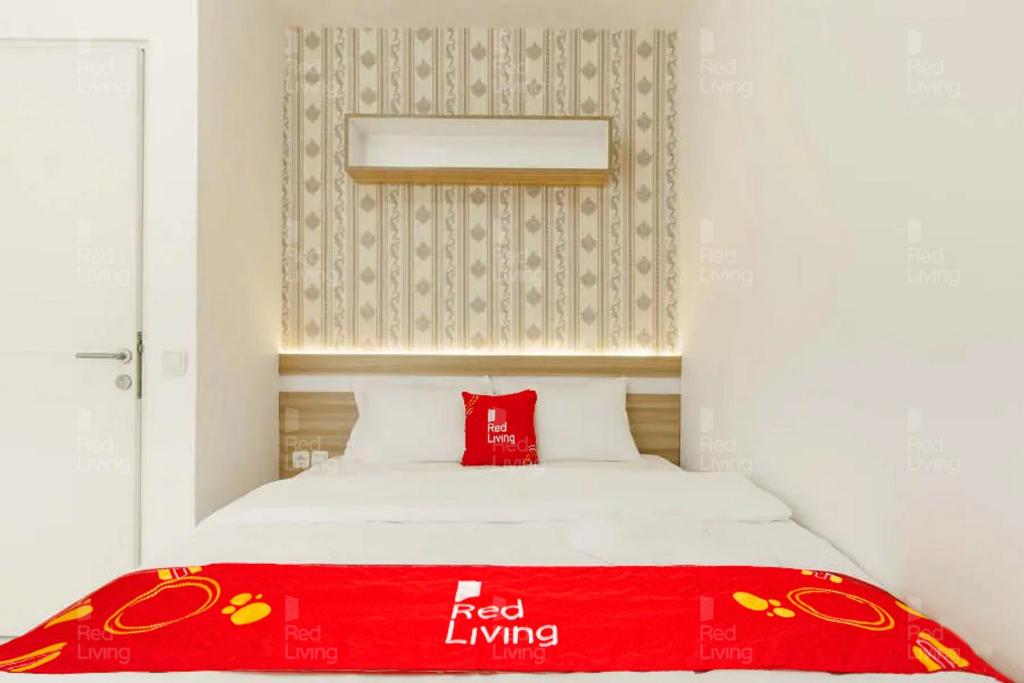 Postel nebo postele na pokoji v ubytování RedLiving Apartemen Aeropolis - Ivan Tower AR2