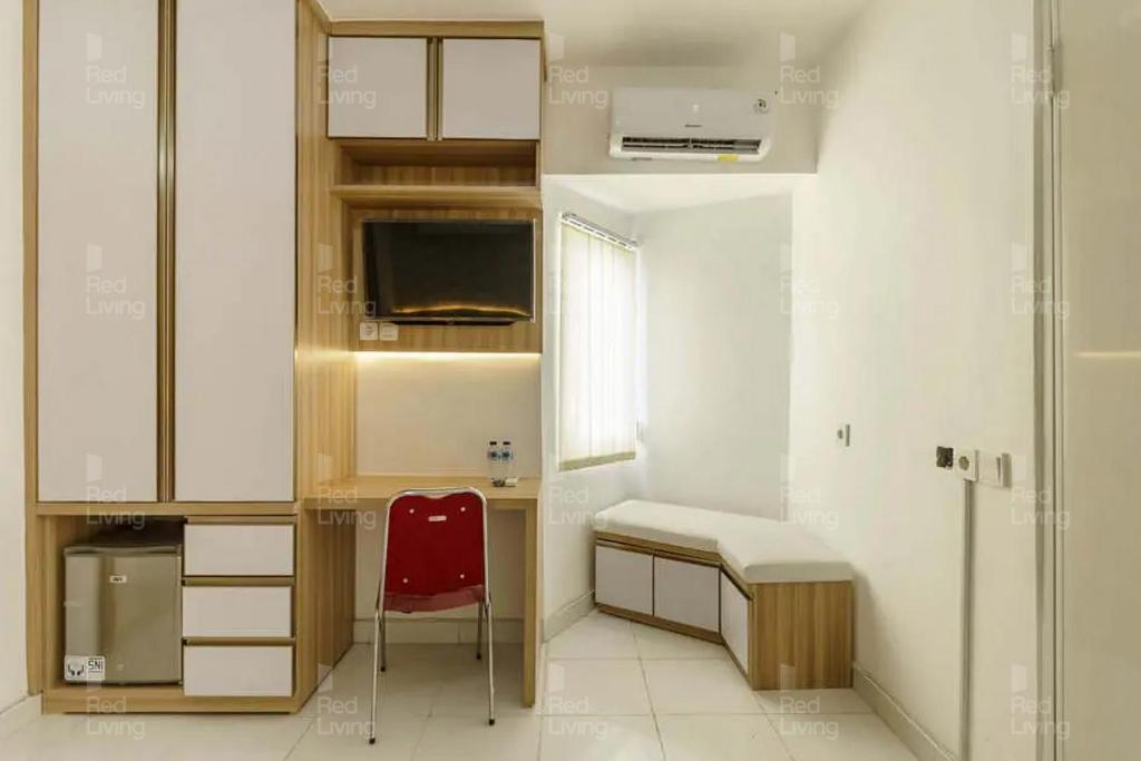 Postel nebo postele na pokoji v ubytování RedLiving Apartemen Aeropolis - Ivan Tower AR2