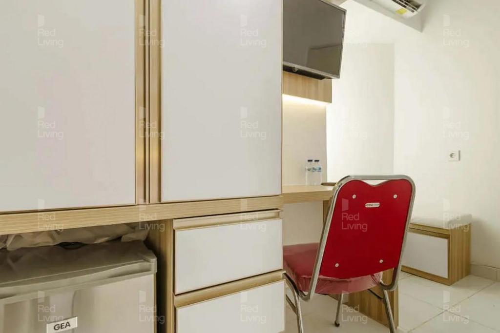 Kuchyň nebo kuchyňský kout v ubytování RedLiving Apartemen Aeropolis - Ivan Tower AR2