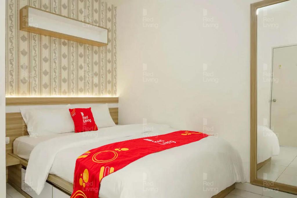 Postel nebo postele na pokoji v ubytování RedLiving Apartemen Aeropolis - Ivan Tower AR2