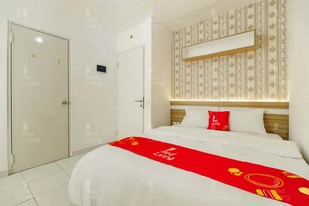 Postel nebo postele na pokoji v ubytování RedLiving Apartemen Aeropolis - Ivan Tower AR2