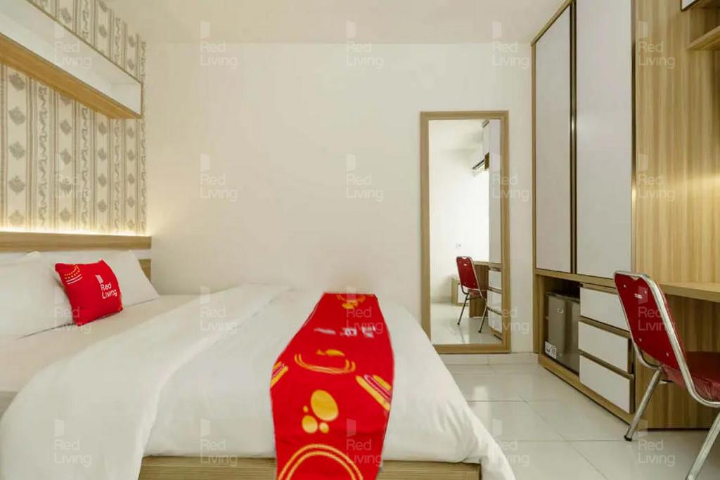 Postel nebo postele na pokoji v ubytování RedLiving Apartemen Aeropolis - Ivan Tower AR2