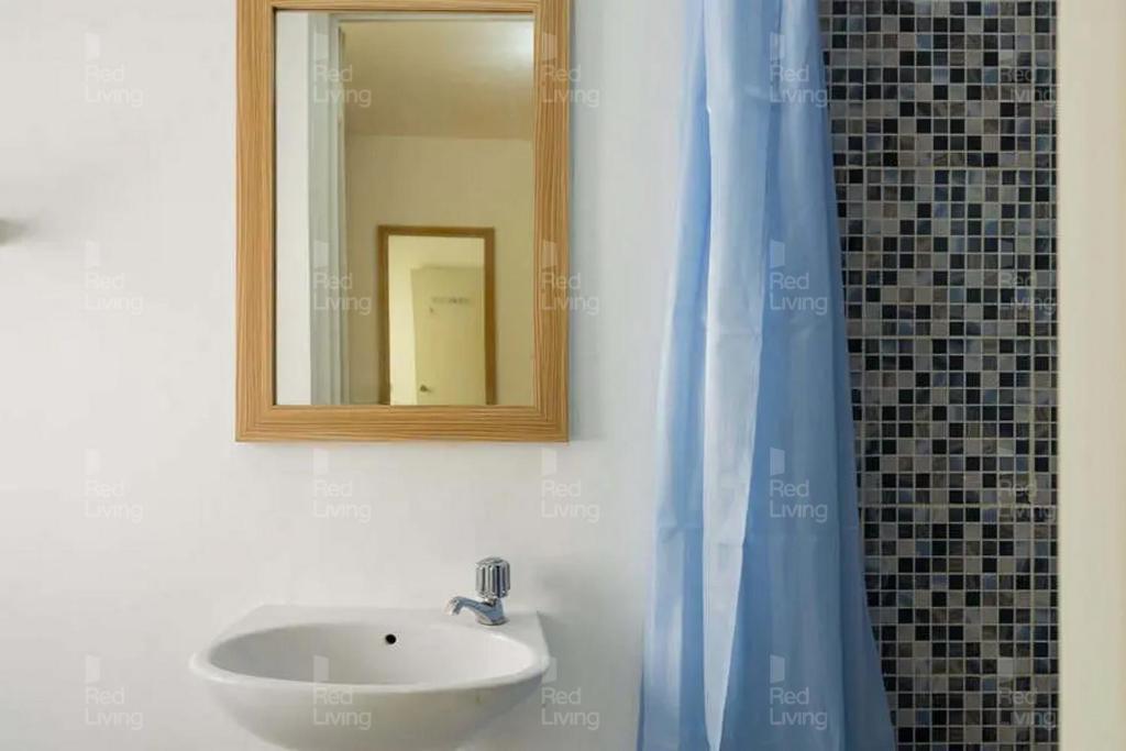 Koupelna v ubytování RedLiving Apartemen Aeropolis - Ivan Tower AR2