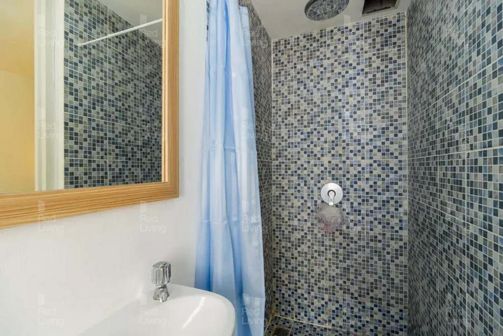 Koupelna v ubytování RedLiving Apartemen Aeropolis - Ivan Tower AR2