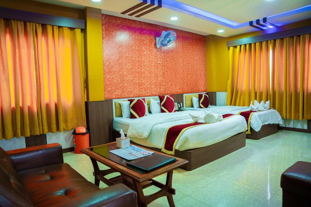 Postel nebo postele na pokoji v ubytování Gautam Hotel