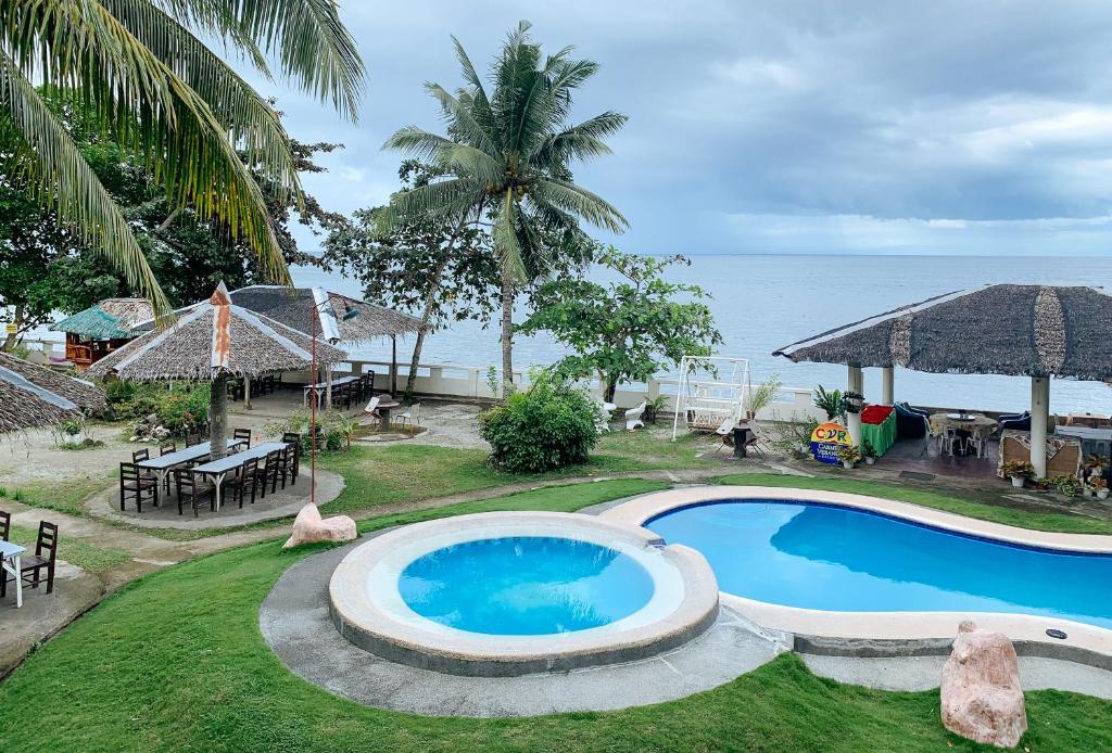 een resort met een groot zwembad aan de oceaan bij Carmen Veranda Resort in Carmen