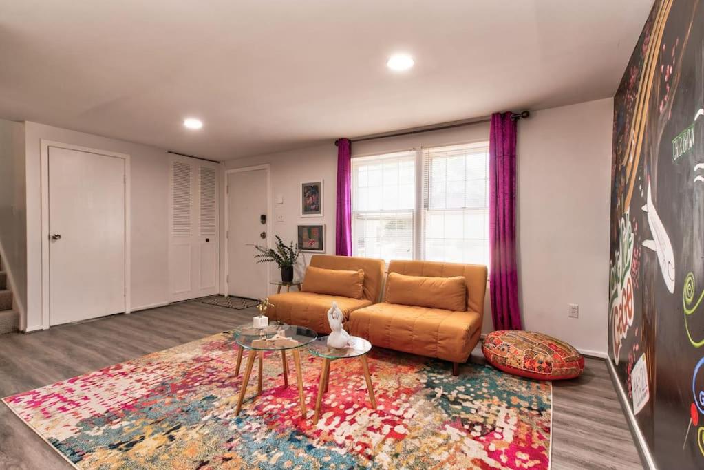 ein Wohnzimmer mit einem Sofa und einem Tisch in der Unterkunft The DMV Creative Home in Arlington