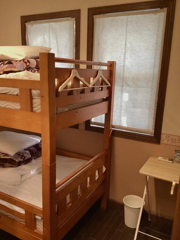 Tempat tidur susun dalam kamar di IZA Kamakura Guest House and Bar