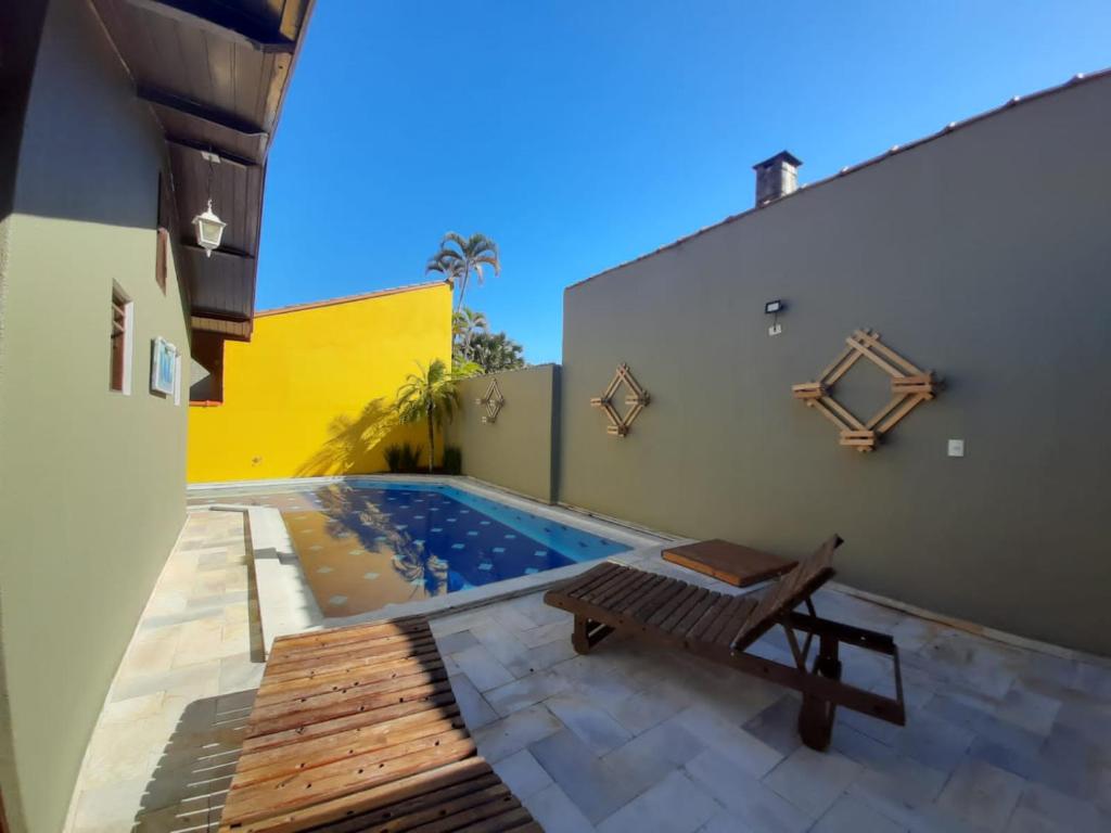 Πισίνα στο ή κοντά στο Casa grande com piscina churrasqueira e garagem Praia do Lázaro Ubatuba