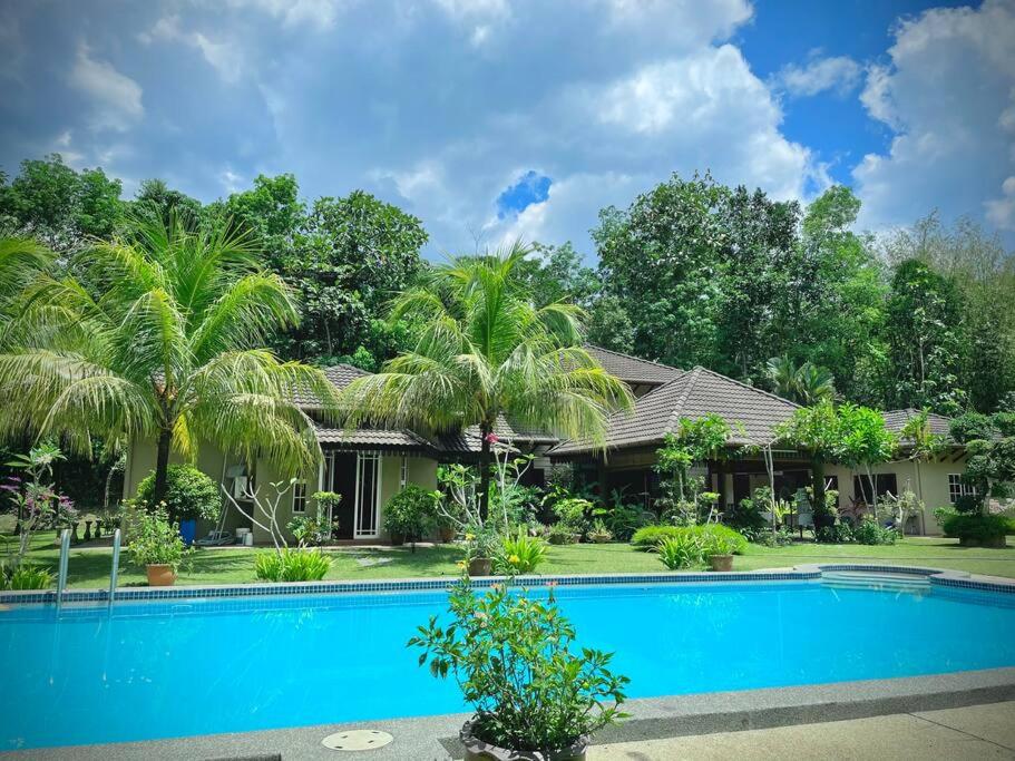 una casa con piscina y palmeras en Lui Farm Villa - Private Villa for Staycation & Retreat, en Hulu Langat