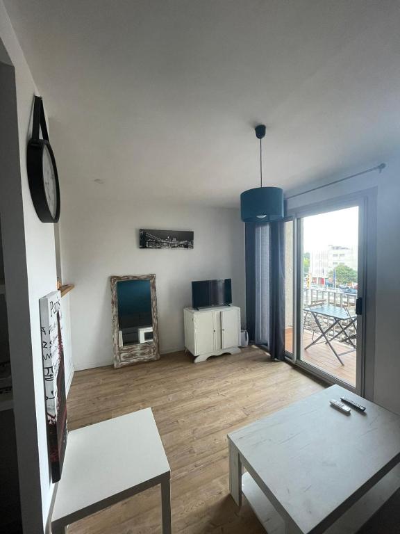 Televízia a/alebo spoločenská miestnosť v ubytovaní Superbe studio à Canet en Roussillon proche de la plage