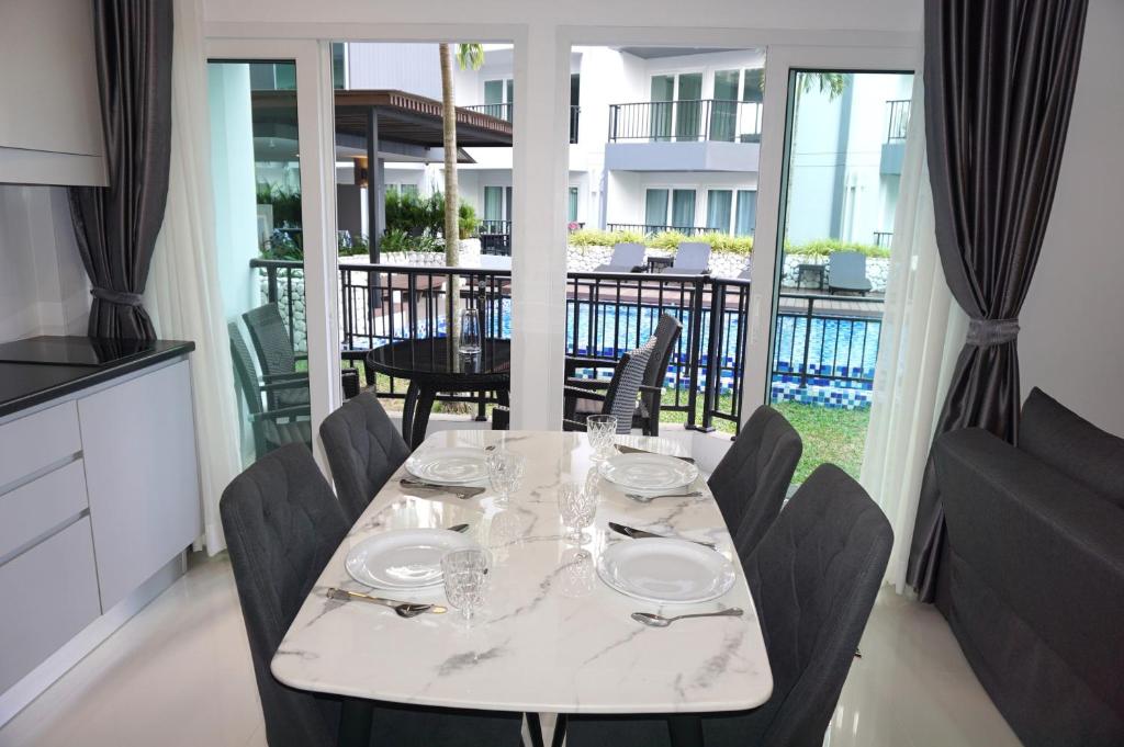Bazén v ubytování Mantra Condo Mae Phim MB217 with 2 bed room nebo v jeho okolí