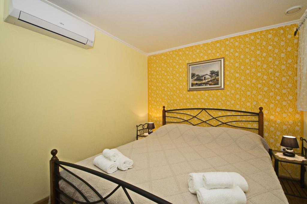 Postel nebo postele na pokoji v ubytování Stone House San Pelegrin