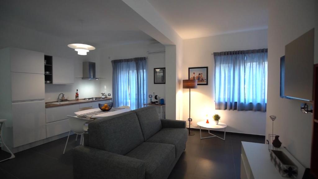 un soggiorno con divano e una cucina di Mi Tierra Luxury Apartments a Palermo