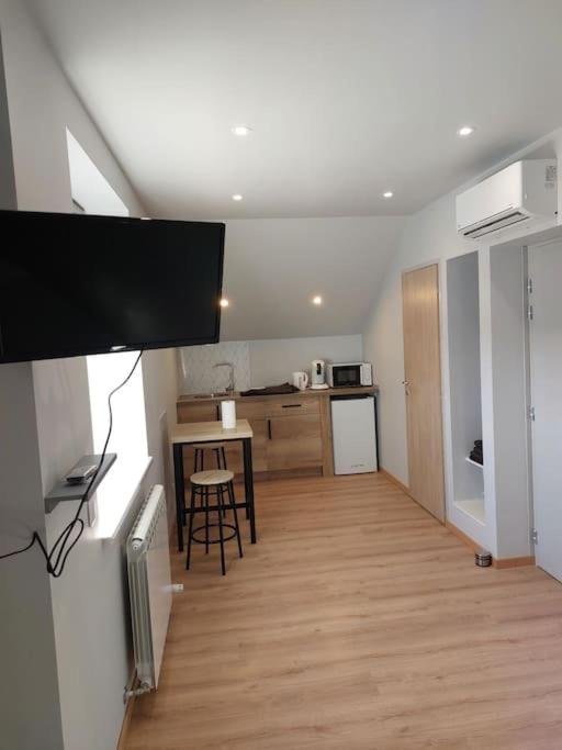 un salon avec une cuisine et une salle à manger dans l'établissement Famille House 202, à Chalon-sur-Saône