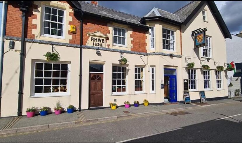 um edifício ao lado de uma rua em Bold Arms em Beaumaris