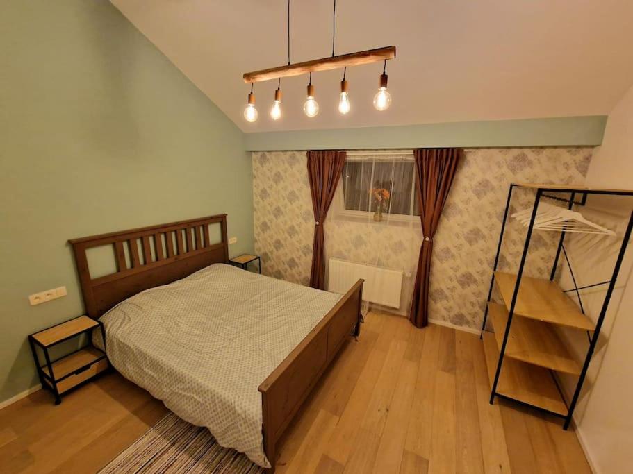 - une chambre avec un lit et une étagère dans l'établissement Ultimate escape from Luxembourg, à Arlon