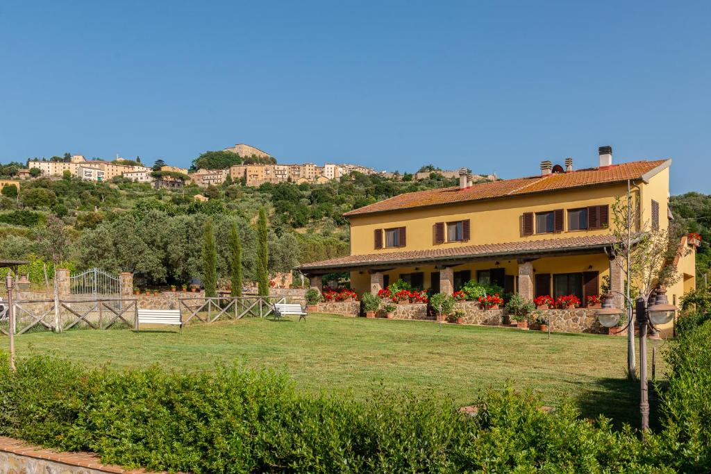 a house on a hill with a yard at Podere Vecchia Commenda in Massa Marittima