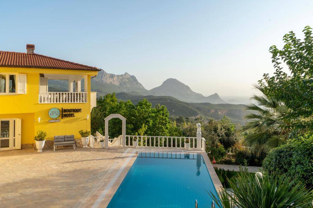 uma villa com piscina em frente a uma casa em APA Mountain Lodge em Antalya
