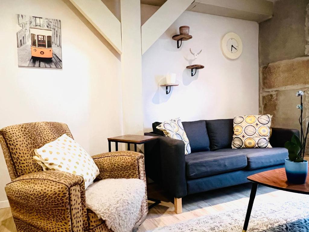 的住宿－Gîte de campagne Gaspard，客厅配有蓝色的沙发和两把椅子
