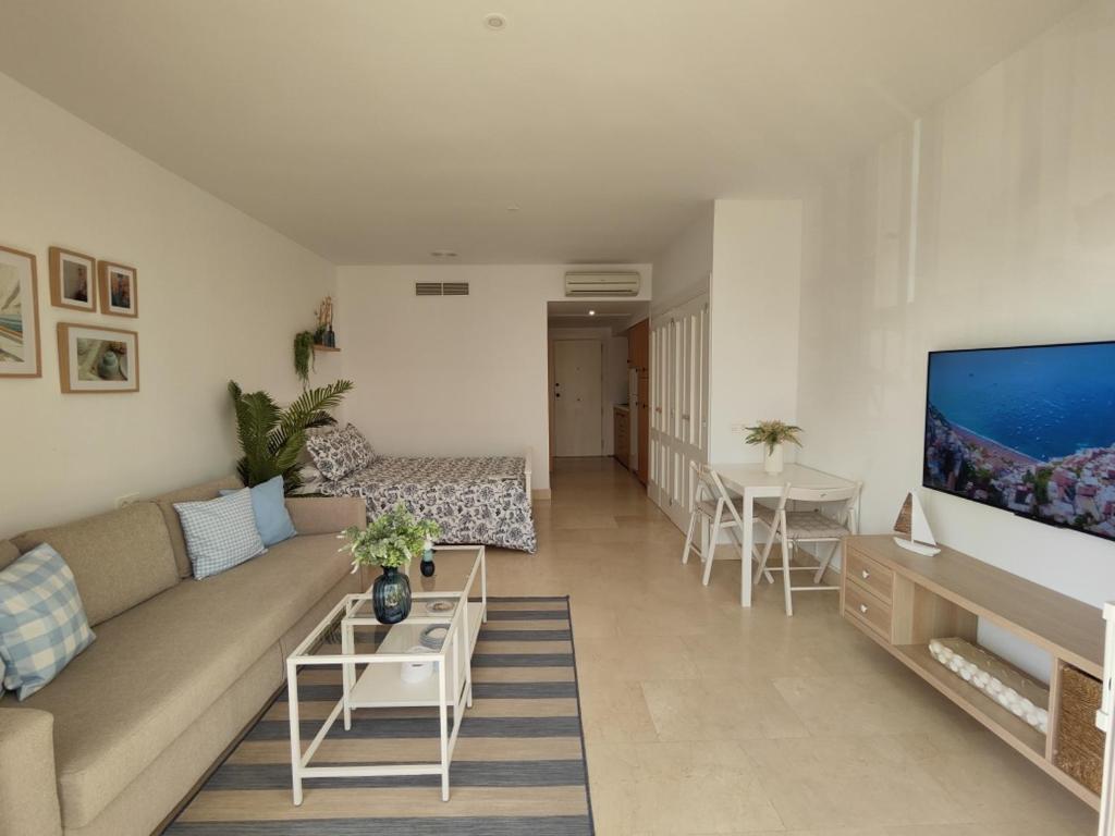 TV a/nebo společenská místnost v ubytování Estudio Puerto de Sotogrande