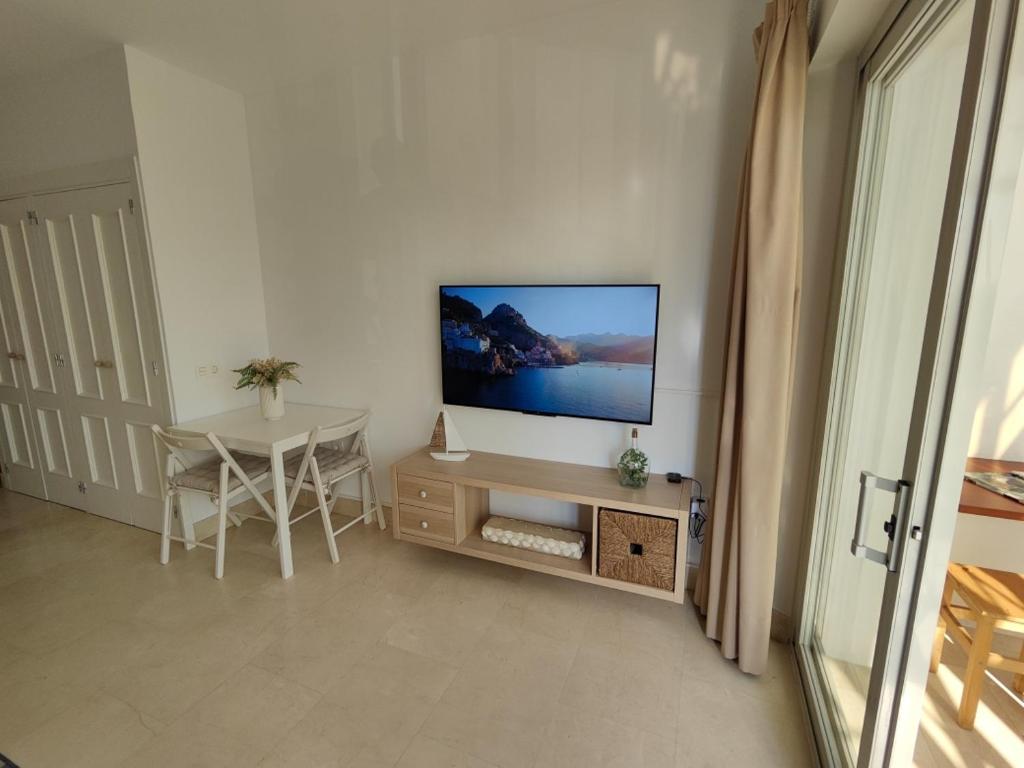 TV a/nebo společenská místnost v ubytování Estudio Puerto de Sotogrande