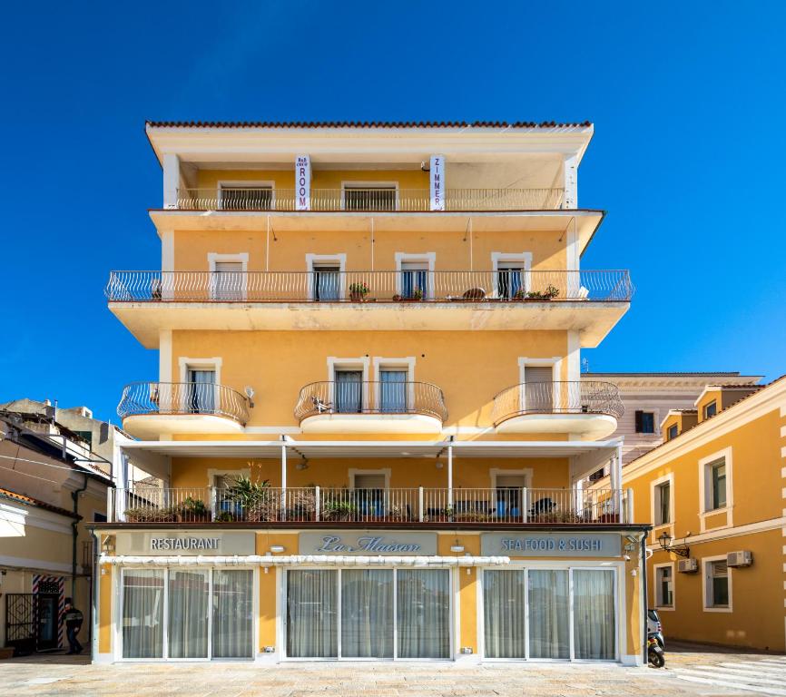 een appartementencomplex met balkons en een blauwe lucht bij Chez Cocò - Murphy Holiday Home in La Maddalena