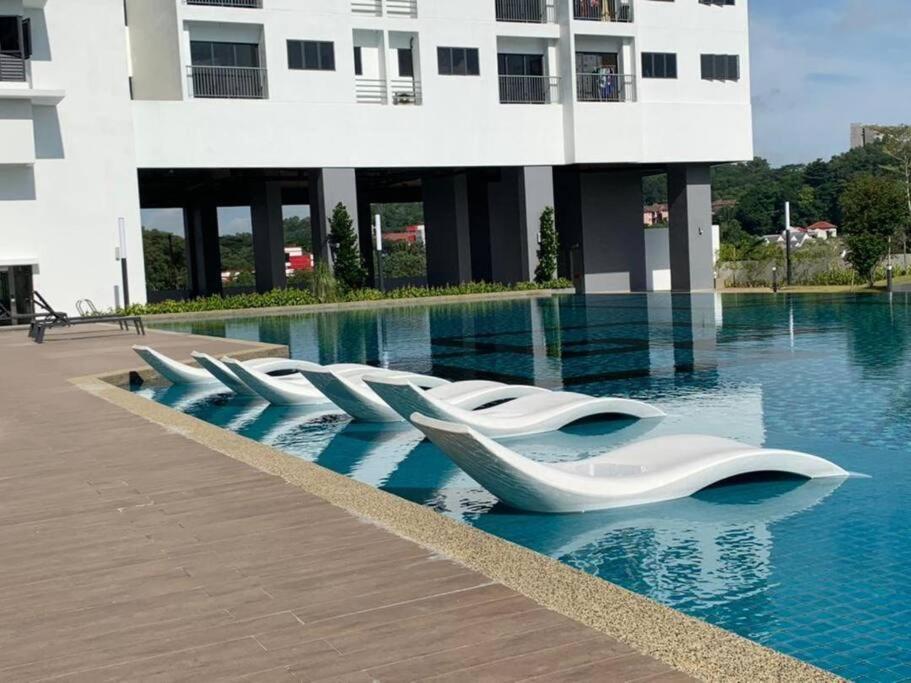 Traders Garden , cheras Trader square 3 bedroom Balakong serdang内部或周边的泳池